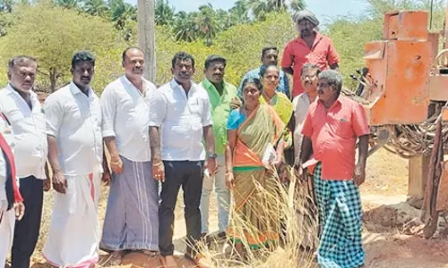 ராதாபுரம் ஒன்றியத்தில் 40-வது ஆழ்துளை கிணறு அமைக்கும் பணி- மாவட்ட பஞ்சாயத்து தலைவர் தொடங்கி வைத்தார்