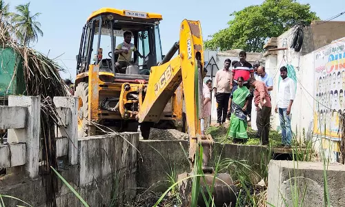 கடலூர் மாநகராட்சியில் வடிகால் வாய்க்கால் தூர்வாரும் பணி: மேயர் சுந்தரி ராஜா நேரில் ஆய்வு