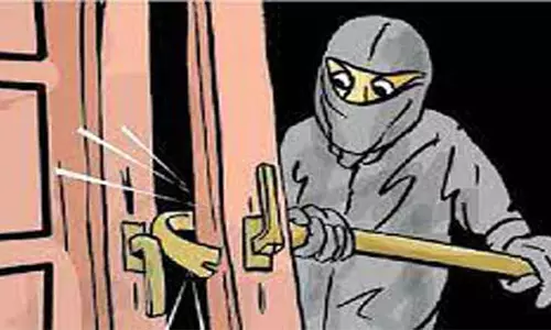 அரசு பெண் ஊழியர் வீட்டின் கதவை உடைத்து 4 பவுன் திருட்டு