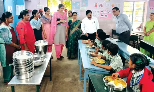 முதல்-அமைச்சரின் காலை உணவு திட்டத்தை ஆய்வு செய்த மாவட்ட கண்காணிப்பு அதிகாரி