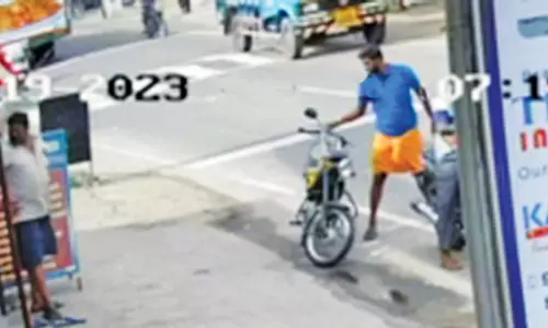 மொபட்டில் இருந்த மணிபர்ஸ் திருட்டு