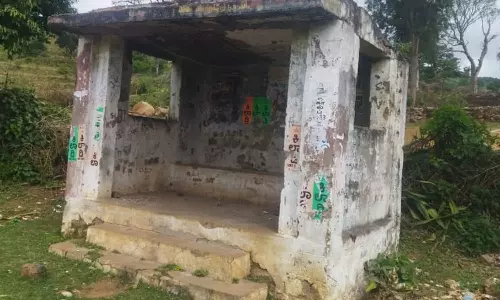 இடிந்து விழும் நிலையில் உள்ள பயணிகள் நிழற்குடை