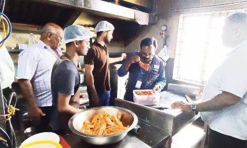 பாலக்கோடு பகுதியில்  விதிமுறையை மீறிய 5 கடைகளுக்கு அபராதம்