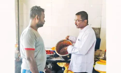 உணவகங்களில் சுகாதாரதுறை அதிகாரிகள் அதிரடி சோதனை