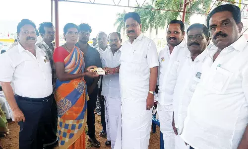 தீயில் வீட்டை இழந்த பெண்ணுக்கு  எம்.எல்.ஏ. ஆறுதல்