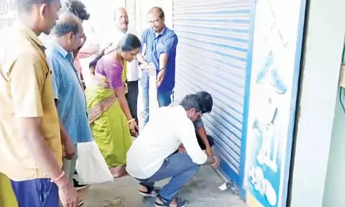 வாடகை செலுத்தாத 4 கடைகளுக்கு சீல்