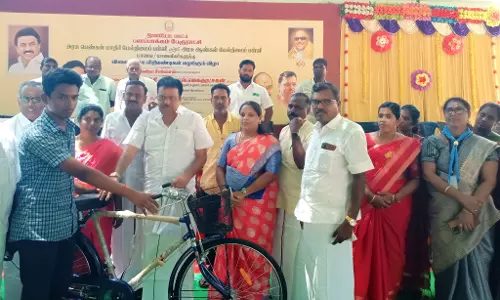 அரசு பள்ளி மாணவர்களுக்கு இலவச சைக்கிள்
