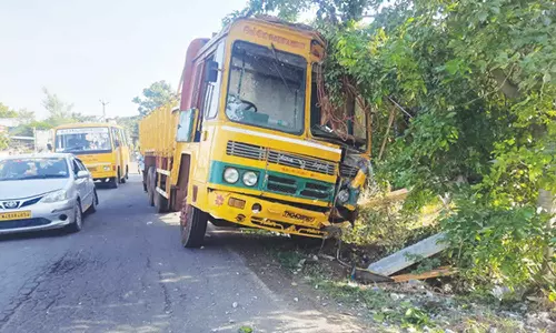 லாரி மோதி 5 மின்கம்பங்கள் சேதம்