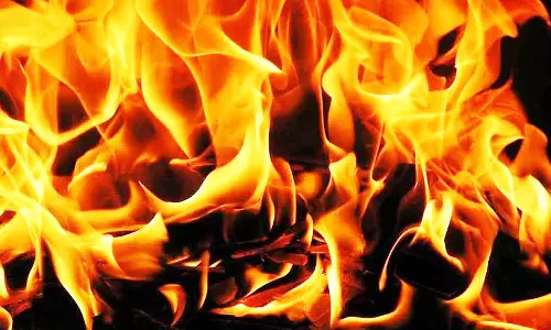 மின் கசிவால் 4 பைக்குகள் எரிந்து நாசம்