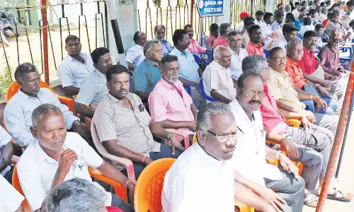 தஞ்சையில் மின்வாரிய ஊழியர்கள் தர்ணா போராட்டம்