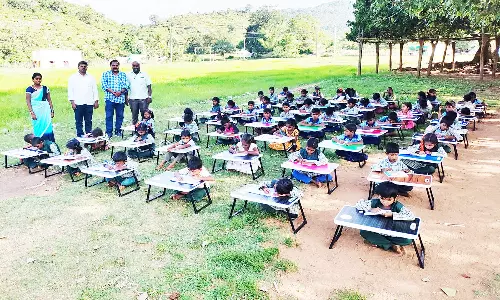 150 மாணவர்களுக்கு இலவச குறு மேசைகள்