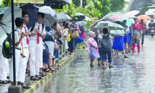 மழையால் தொடக்க பள்ளிகளுக்கு விடுமுறை