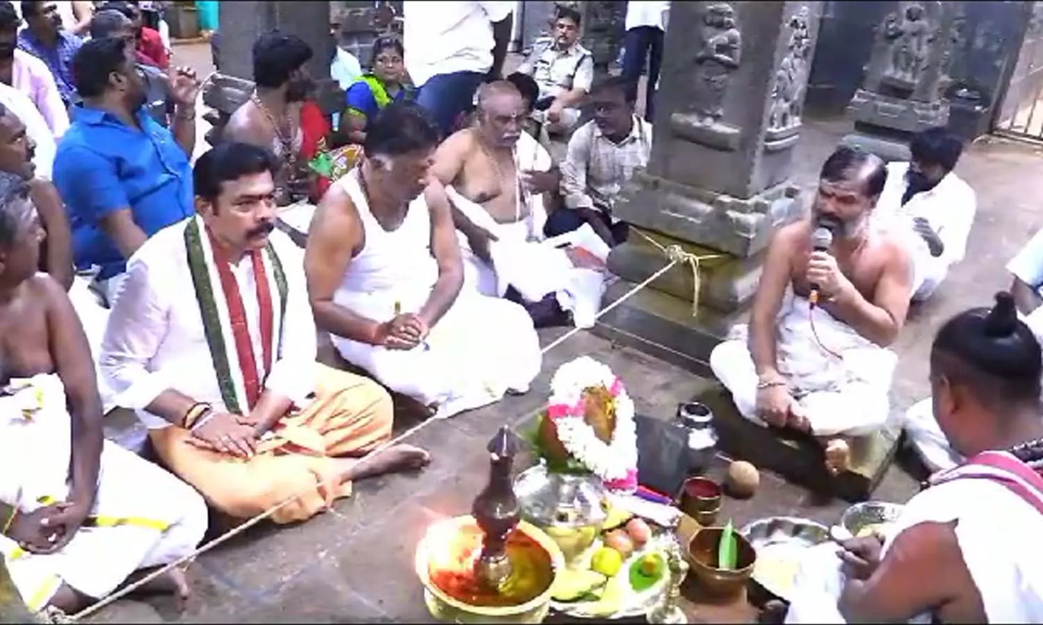காளஹஸ்தி கோவிலில் ராகு-கேது சிறப்பு பூஜை செய்த ஓ.பன்னீர்செல்வம் காளஹஸ்தி கோவிலில் ராகு-கேது சிறப்பு பூஜை செய்த ஓ.பன்னீர்செல்வம்