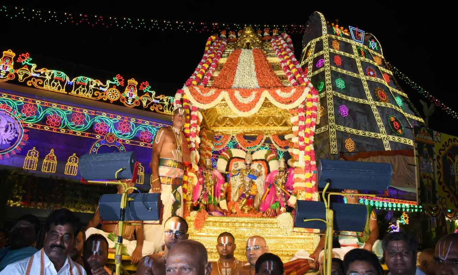 திருப்பதியில் பக்தர்கள் குவிந்தனர்: 5 கிலோ மீட்டர் வரிசையில் நின்று சாமி தரிசனம்