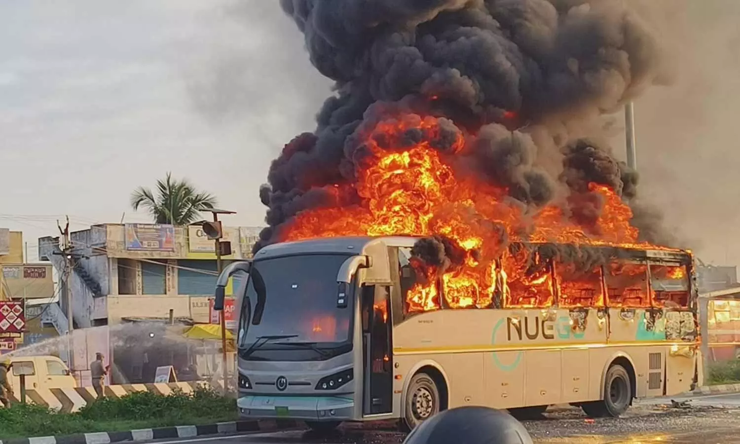 செம்பரம்பாக்கம் அருகே மற்றொரு பஸ் மோதியதில் ஆம்னி பஸ் தீப்பிடித்து எரிந்தது