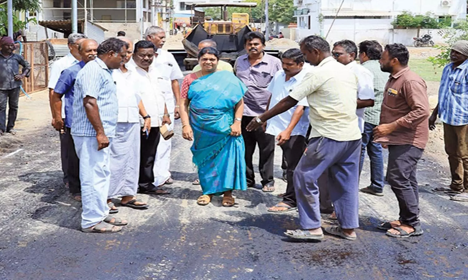 தூத்துக்குடி தனசேகரன்நகர் பகுதியில் தார்சாலை அமைக்கும் பணி-அமைச்சர் கீதாஜீவன் ஆய்வு தூத்துக்குடி தனசேகரன்நகர் பகுதியில் தார்சாலை அமைக்கும் பணி-அமைச்சர் கீதாஜீவன் ஆய்வு