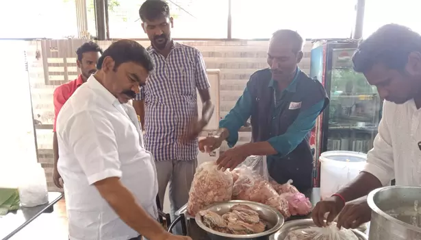 சங்ககிரியில் சுகாதாரமற்ற 52 கிலோ இறைச்சி பறிமுதல் சங்ககிரியில் சுகாதாரமற்ற 52 கிலோ இறைச்சி பறிமுதல்