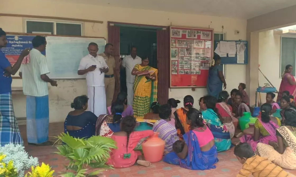 அடிப்படை வசதிகள் கோரி பேரூராட்சி அலுவலகத்தினை மலைவாழ் மக்கள் முற்றுகை அடிப்படை வசதிகள் கோரி பேரூராட்சி அலுவலகத்தினை மலைவாழ் மக்கள் முற்றுகை