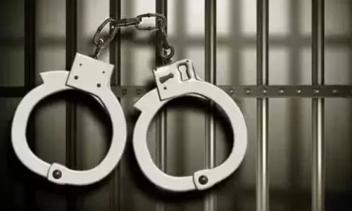 பயங்கரவாத குற்றவாளியுடன் தொடர்பு: ஜம்மு-காஷ்மீர் டி.எஸ்.பி. கைது