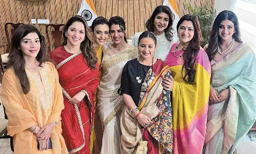 புதிய பாராளுமன்றத்தை பார்க்க வந்த குஷ்பு, தமன்னா: மகளிர் இடஒதுக்கீடு மசோதாவுக்கு பாராட்டு