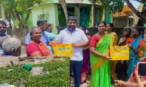 மாமல்லபுரம் கடலோர பகுதியில் பிளாஸ்டிக் கவர்குவியல்கள்- வீட்டுக்கு வீடு துணிப்பை விழிப்புணர்வு