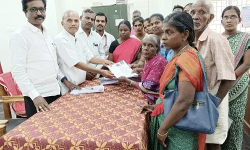 அரசாணை வெளியிடப்பட்ட  நிலங்களை சம்பந்தப்பட்ட உரிமையாளரிடம் ஒப்படைப்பு