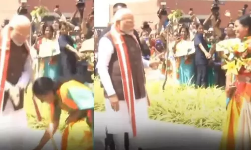 நோ... நோ... காலில் எல்லாம் விழக்கூடாது: வானதி சீனிவாசனை செல்லமாக கடிந்து கொண்ட பிரதமர் மோடி