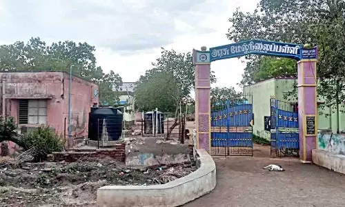 சேதமடைந்த அரசு பள்ளி சுற்றுச்சுவரை சீரமைக்க வேண்டும்