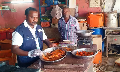 வத்தலக்குண்டுவில் உணவகங்களில் அதிகாரிகள் ஆய்வு