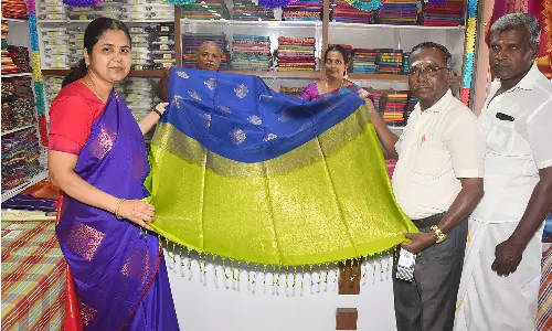 தீபாவளி பண்டிகையை முன்னிட்டு 30 சதவீத தள்ளுபடியுடன் கோ-ஆப் டெக்ஸ் விற்பனை - கலெக்டர் பூங்கொடி தொடங்கி வைத்தார்