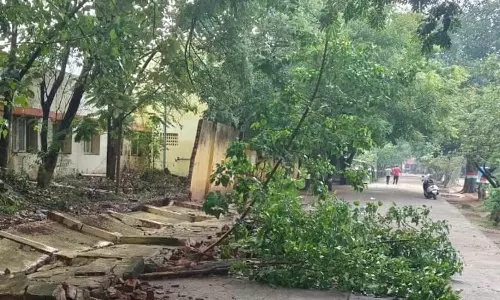 தருமபுரி மாவட்டத்தில் கனமழை- அரசு பள்ளி சுற்றுசுவர் இடிந்து விழுந்தது