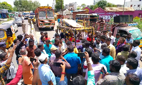 கல்லறைக்குள் புகுந்த கழிவுநீர் : இறந்த மூதாட்டியின் உடலோடு பொதுமக்கள் சாலை மறியல்