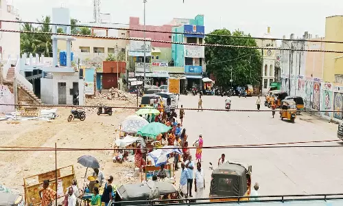 நிழற்குடை இல்லாமல் வெயில், மழைக்காலங்களில் பயணிகள் அவதி