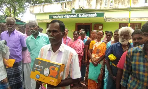 பென்னாகரம் அருகே வனத்துறை அலுவலகத்தை முற்றுகையிட்ட கிராம மக்கள்