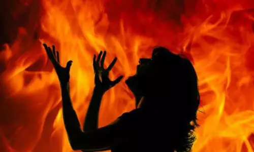 தீயில் கருகி பெண் பலி