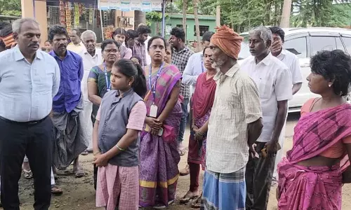 தாய், தந்தை மது போதையால் படிப்பை நிறுத்திய மாணவிகள்: கலெக்டர் நடவடிக்கையால் மீண்டும் பள்ளியில் சேர்ந்தனர்