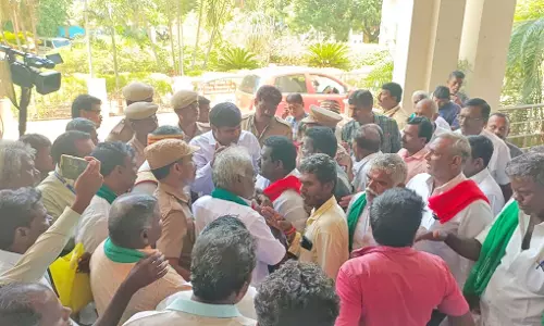 நெல்லையை வறட்சி மாவட்டமாக அறிவிக்க கோரி குறைதீர்க்கும் கூட்டத்தை விவசாயிகள் புறக்கணிப்பு