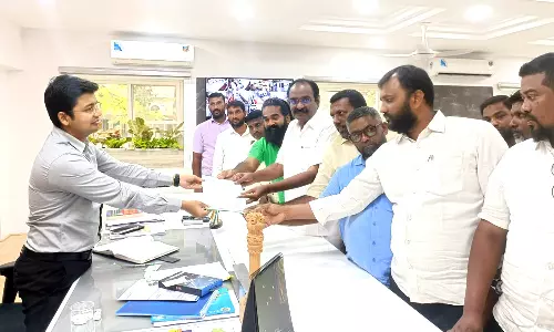 ஆத்துபாலத்திற்கு கீழ் செல்லும் சாலையில் மழைநீர் வடிகாலை சரிசெய்ய வேண்டும்