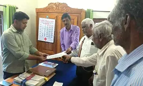 பேரூராட்சி செயல் அலுவலரிடம் பொதுமக்கள் மனு