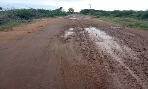 மரக்காணம் அருகே சேரும் சகதியுமாக உள்ள வண்டிப்பாளையம் ஆத்திகுப்பம் சாலை: 10 கி.மீ., சுற்றி செல்லும் கிராம மக்கள்
