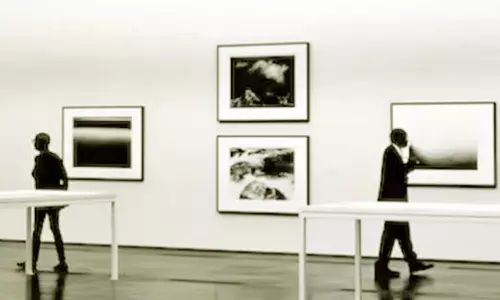 கண்காட்சியை பார்க்க வரும் பார்வையாளர்களுக்காக நிர்வாண மாடல்களுக்கு நடுவே அமைக்கப்படும் பாதை