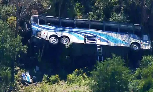அமெரிக்காவில் 40 மாணவர்களுடன் சென்ற பேருந்து கவிழ்ந்து விபத்து- இருவர் உயிரிழப்பு