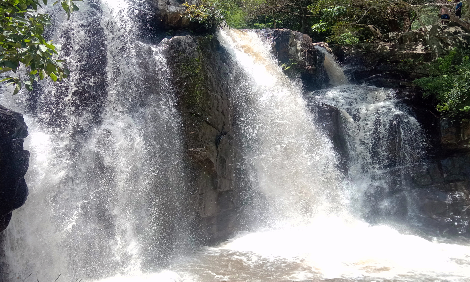 பெரும்பாறை அருகே புல்லாவெளி நீர்வீழ்ச்சியில் ஆர்ப்பரித்து கொட்டும் தண்ணீர்