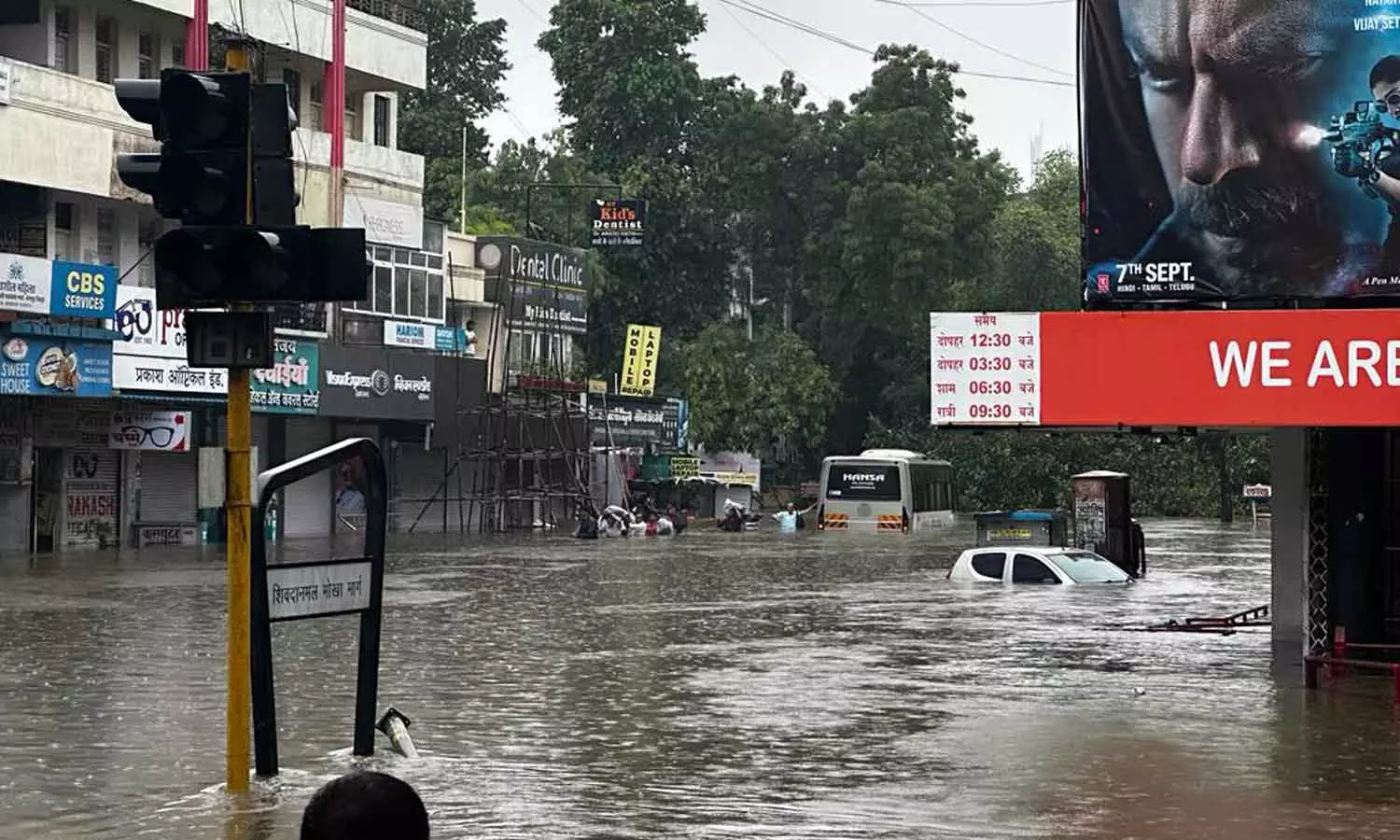 நாக்பூர் வெள்ளத்தில் மிதக்கிறது: குடியிருப்புகளுக்குள் புகுந்த தண்ணீர் நாக்பூர் வெள்ளத்தில் மிதக்கிறது: குடியிருப்புகளுக்குள் புகுந்த தண்ணீர்