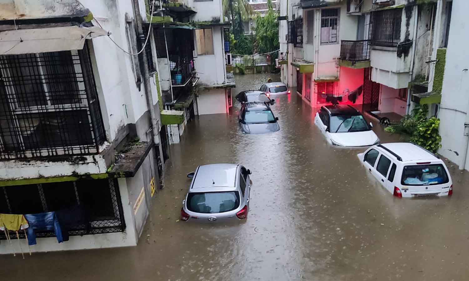 நாக்பூர் வெள்ளத்தில் மிதக்கிறது: குடியிருப்புகளுக்குள் புகுந்த தண்ணீர் நாக்பூர் வெள்ளத்தில் மிதக்கிறது: குடியிருப்புகளுக்குள் புகுந்த தண்ணீர்