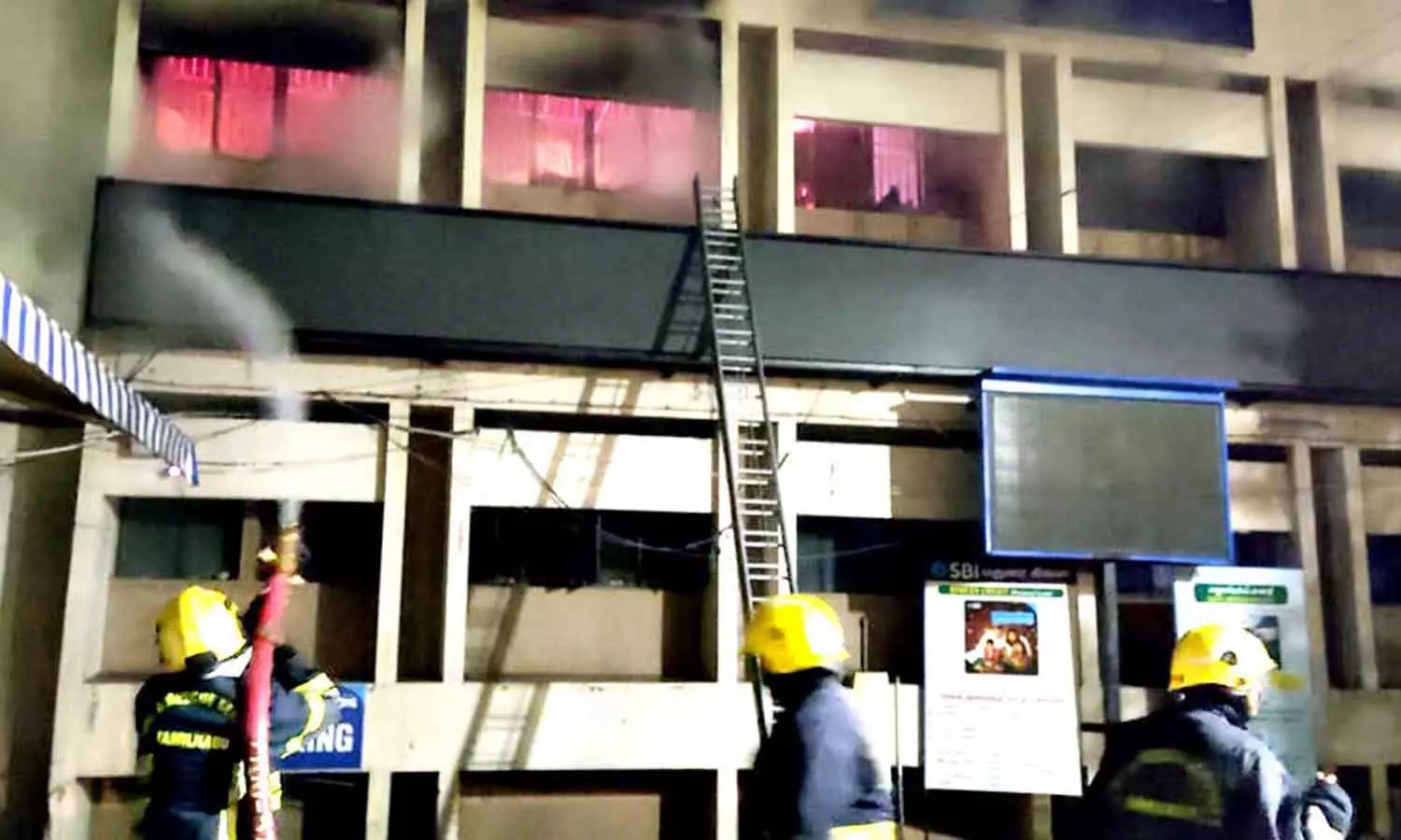 வங்கியில் ஏற்பட்ட தீவிபத்தில் கம்ப்யூட்டர்கள்-ஆவணங்கள் சாம்பல்: 2 மணி நேரம் போராடி தீயை அணைத்த வீரர்கள் வங்கியில் ஏற்பட்ட தீவிபத்தில் கம்ப்யூட்டர்கள்-ஆவணங்கள் சாம்பல்: 2 மணி நேரம் போராடி தீயை அணைத்த வீரர்கள்