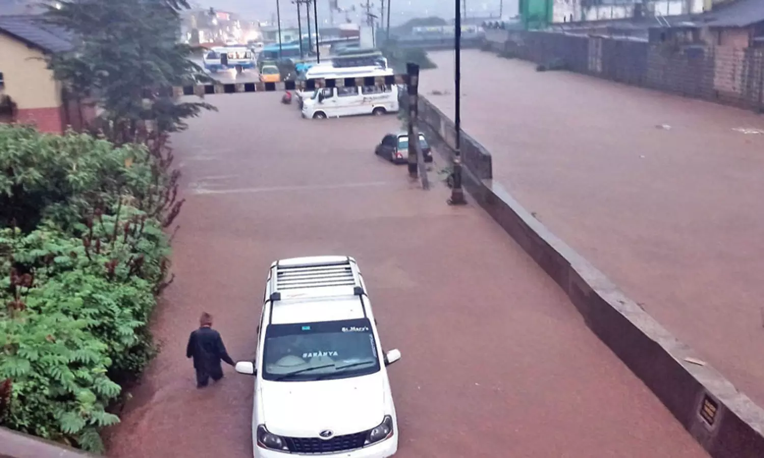 ஊட்டியில் கொட்டி தீர்த்த கனமழை: ரெயில்வே பாலத்தின் கீழ் தேங்கிய மழை வெள்ளத்தில் சிக்கிய கார்கள் ஊட்டியில் கொட்டி தீர்த்த கனமழை: ரெயில்வே பாலத்தின் கீழ் தேங்கிய மழை வெள்ளத்தில் சிக்கிய கார்கள்