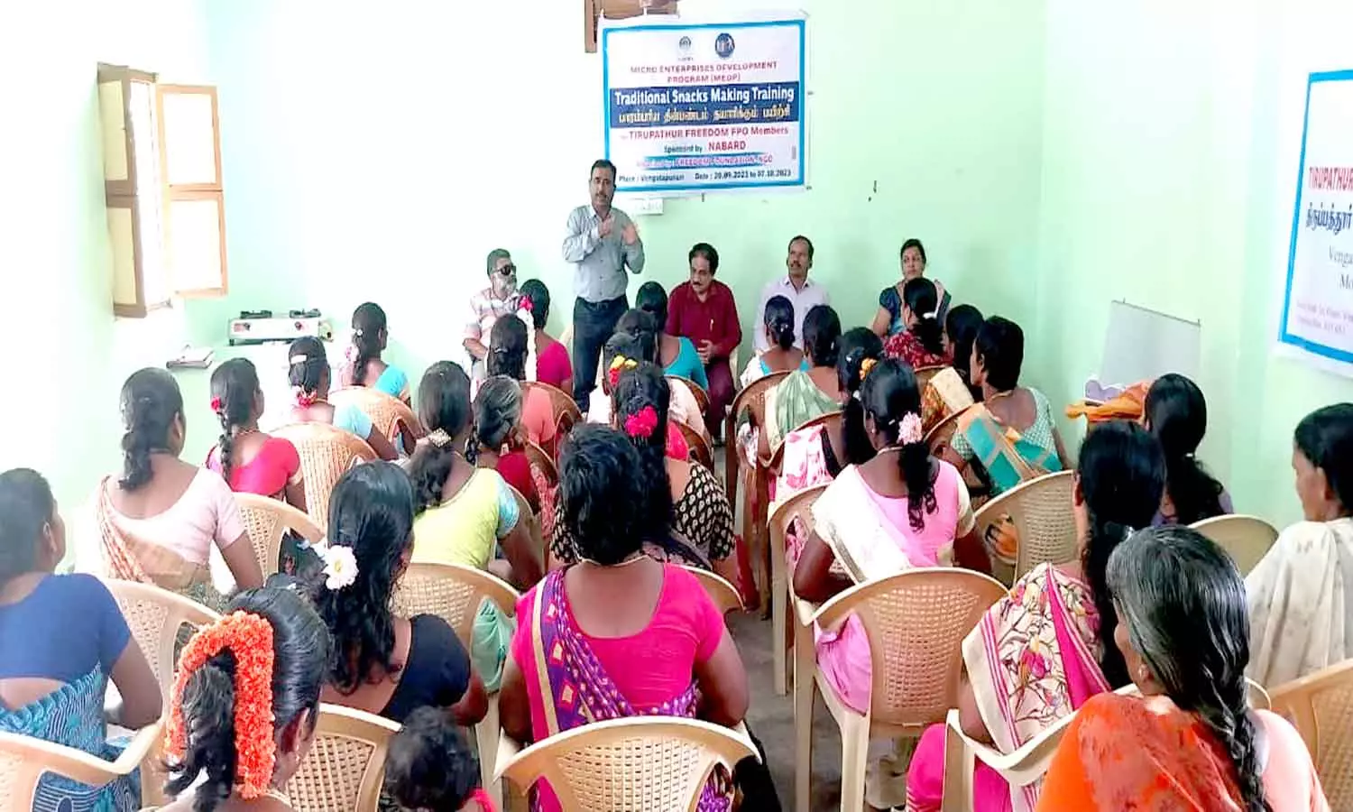 பெண் விவசாயிகளுக்கு பாரம்பரிய தின்பண்டங்கள் செய்வது குறித்து பயிற்சி பெண் விவசாயிகளுக்கு பாரம்பரிய தின்பண்டங்கள் செய்வது குறித்து பயிற்சி