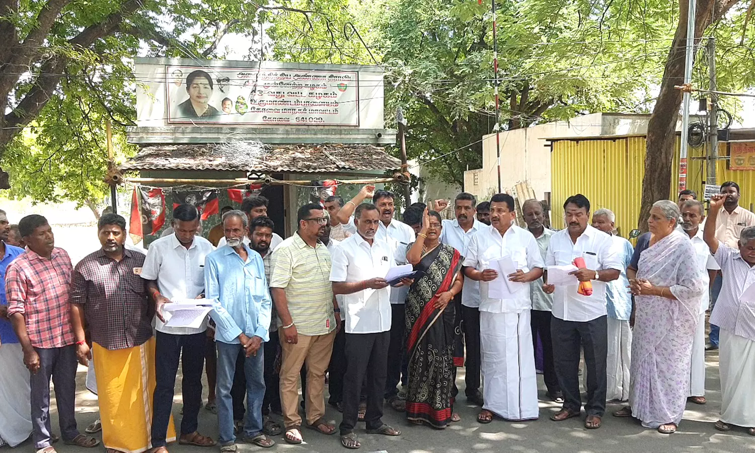 உருமாண்டம்பாளையத்தில் எம்.எல்.ஏ. தலைமையில் அ.தி.மு.க.வினர் ஆர்ப்பாட்டம் உருமாண்டம்பாளையத்தில் எம்.எல்.ஏ. தலைமையில் அ.தி.மு.க.வினர் ஆர்ப்பாட்டம்