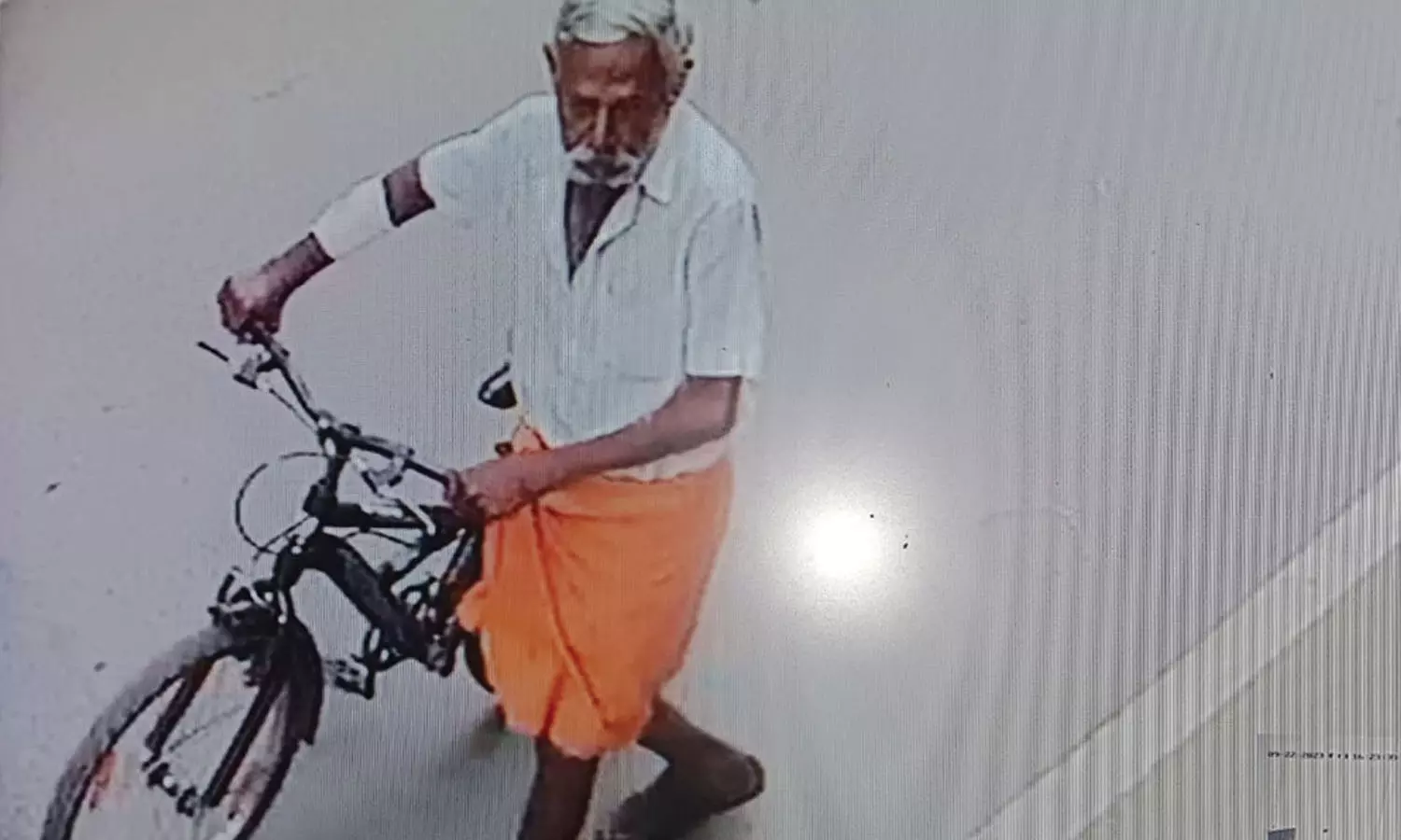 மேட்டுப்பாளையத்தில் சைக்கிளை மட்டும் குறிவைத்து திருடும் முதியவர் மேட்டுப்பாளையத்தில் சைக்கிளை மட்டும் குறிவைத்து திருடும் முதியவர்